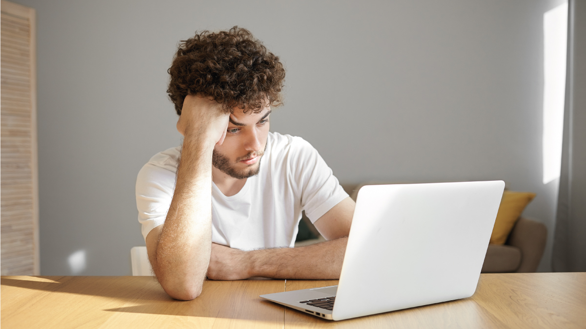 MacBook com tela preta sobre a bancada de diagnóstico da OCM Prime